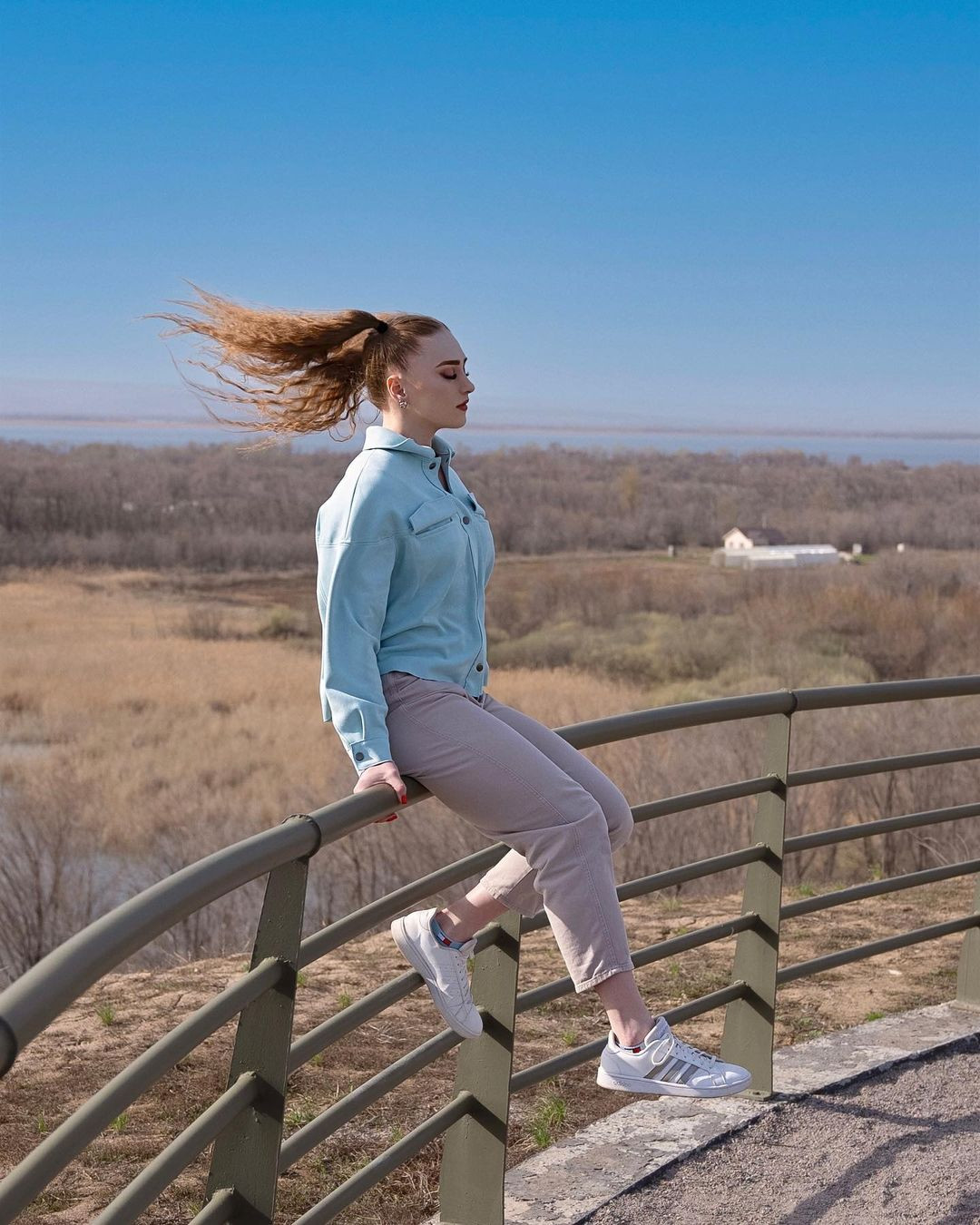 Những buổi tập ban đầu không dễ dàng gì nhưng Julia nhanh chóng yêu thích môn này, cảm giác mạnh mẽ mà môn cử tạ mang lại khiến cô trở nên tự tin hơn.