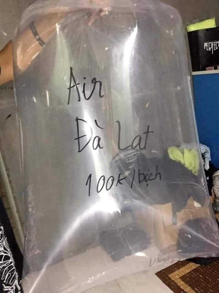 Cách sử dụng những chiếc túi không khí này là cắt một góc nhỏ rồi đưa lên mũi, hít sâu và nhắm mắt để cảm nhận là những chỉ dẫn được các shop bán túi không khí Đà Lạt.