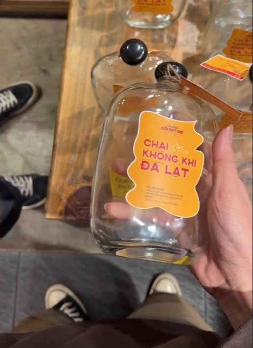 Những thành phần được nêu rõ trên từng túi cũng khiến nhiều người bật cười. Chẳng hạn, túi "đồi chè Cầu Đất Đà Lạt" bao gồm 0,5% bụi cùng 99,5% không khí săn mây lúc 4h30 sáng.