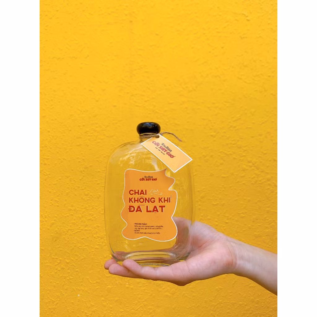 Trước đó, trào lưu mua không khí Đà Lạt từng rộ lên hồi tháng 10/2023. Tuy nhiên thời điểm đó, không khí được bán trong lọ thủy tinh. Đây là sản phẩm của một tiệm bánh nổi tiếng ở Đà Lạt, có giá 29.000 đồng.