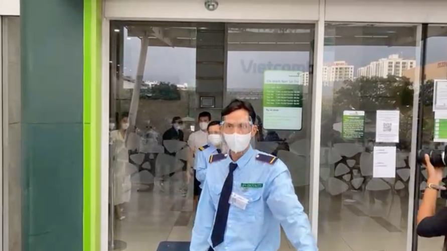 Đa phần ý kiến đều nhắc đến chú bảo vệ - người đàn ông quyền lực, khiến Công Vinh - Thủy Tiên phải tắt livestream chỉ sau 15 phút lên sóng.