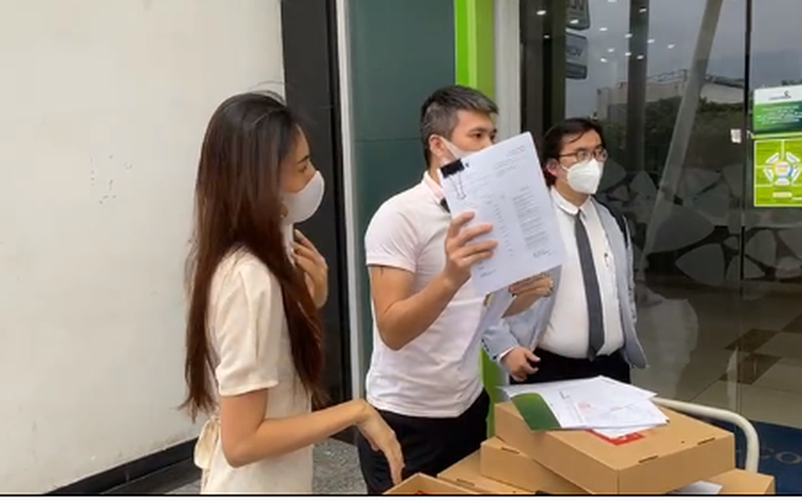 Cũng chính vì những lời giục giã liên tiếp từ bác bảo vệ này mà chỉ sau 15 phút phát sóng trực tiếp, vợ chồng Công Vinh - Thủy Tiên đã tắt live và kết thúc buổi sao kê.