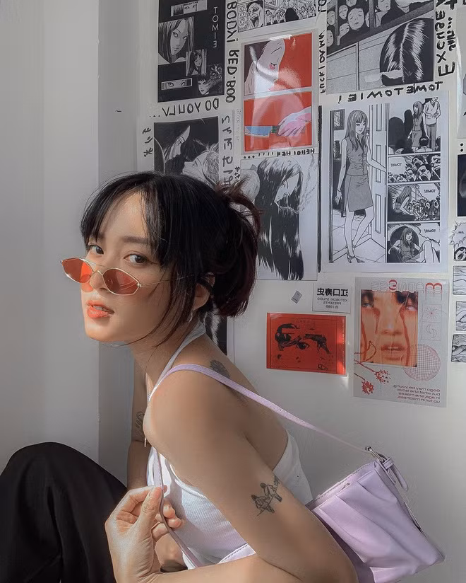 Bên cạnh đó, Châu Trân luôn biết cách khoe đường cong gợi cảm.