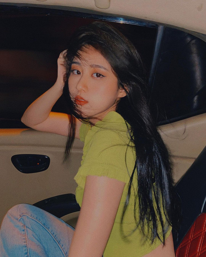 Nhìn thoáng qua cũng đủ thấy hai cô nàng "đánh đu" theo trend vác bồ đều sở hữu vóc dáng cực kỳ cuốn hút. Người thì eo con kiến, người thì có vòng 3 và đôi chân dài nuột nà. Bởi vậy, bức ảnh của Châu Trân và Thanh Tú được đăng tải, dân mạng cứ tới tấp vào xin info, làm quen.