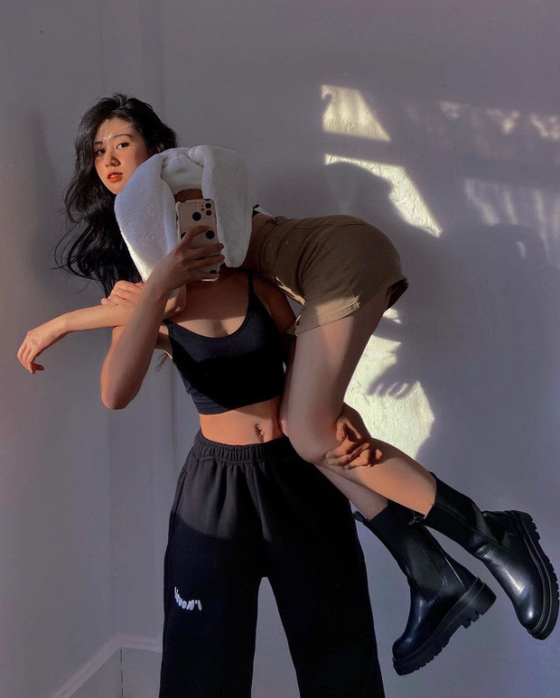  Trend vác bồ đang được dân tình "đánh đu" hết nấc. Với trào lưu này trai thì khoe được cơ bắp, gái thì khoe được vóc dáng nuột nà. Nhưng mới đây, một cô gái khiến CĐM phải nhốn nháo dù không có bồ nhưng vẫn có bức ảnh vác bồ hết sức thu hút.