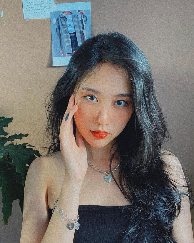 Gái xinh gây sốt với bức ảnh trào lưu vác bồ theo tìm hiểu đó là Nguyễn Trần Châu Trân và Đoàn Thanh Tú. Chẳng cần một anh chàng to cao nào khác bê, hai gái xinh tự thân vận động.