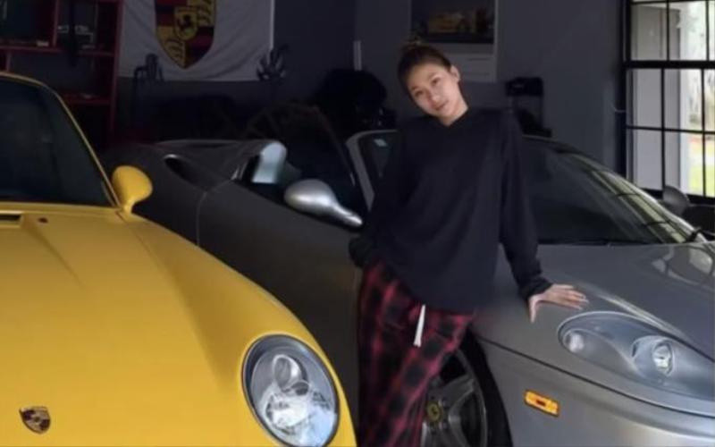 Theo đó, vào cuối năm 2023, Phạm Như Phương đăng ảnh số dư tài khoản hơn 800 triệu kèm chú thích khoe bản thân kiếm được số tiền trên. Về sau các thám tử mạng đã phát hiện ra một người khác từng đăng tải ảnh số dư này trước cựu VĐV TDDC. Điều đáng nói là 2 hình ảnh này khớp nhau đến từng chữ số và cả mốc thời gian cap màn hình. Ngoài ra nhiều người cũng cho rằng cô cố tình note ghi chú dài để che đi phần chú thích của chính chủ.