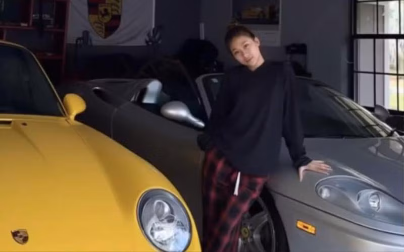 Theo đó, vào cuối năm 2023, Phạm Như Phương đăng ảnh số dư tài khoản hơn 800 triệu kèm chú thích khoe bản thân kiếm được số tiền trên. Về sau các thám tử mạng đã phát hiện ra một người khác từng đăng tải ảnh số dư này trước cựu VĐV TDDC. Điều đáng nói là 2 hình ảnh này khớp nhau đến từng chữ số và cả mốc thời gian cap màn hình. Ngoài ra nhiều người cũng cho rằng cô cố tình note ghi chú dài để che đi phần chú thích của chính chủ.