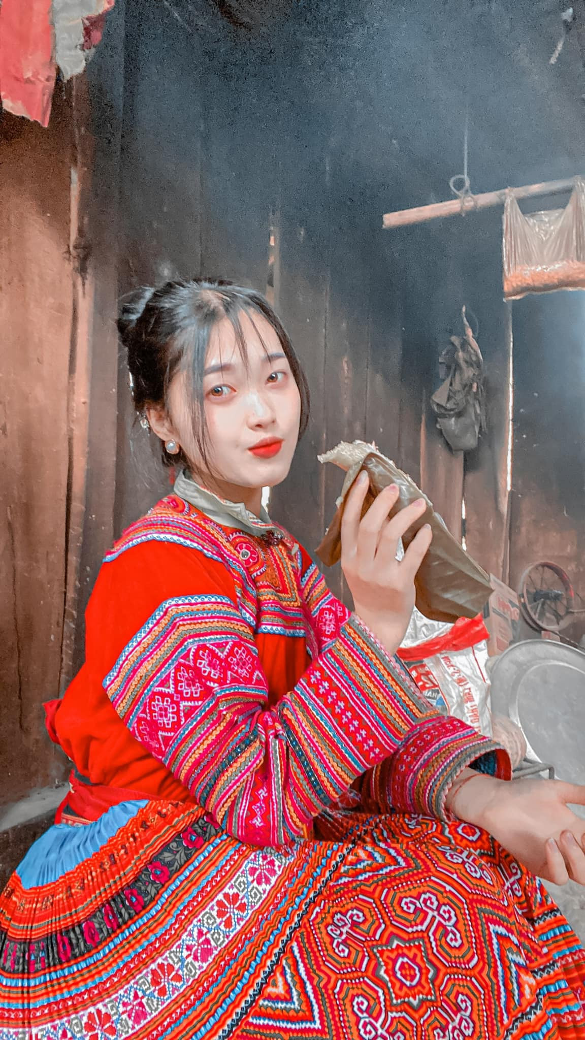 Hot girl dân tộc chia sẻ: "Hiện tại em đang vừa đi học, vừa đi làm. Em ước mơ sau này sẽ trở thành một nữ doanh nhân thành đạt để góp phần xây dựng quê hương, bản làng mình ngày một giàu đẹp hơn. Muốn làm được điều đó thì hiện tại em vẫn đang không ngừng học hỏi, trau dồi bản thân"