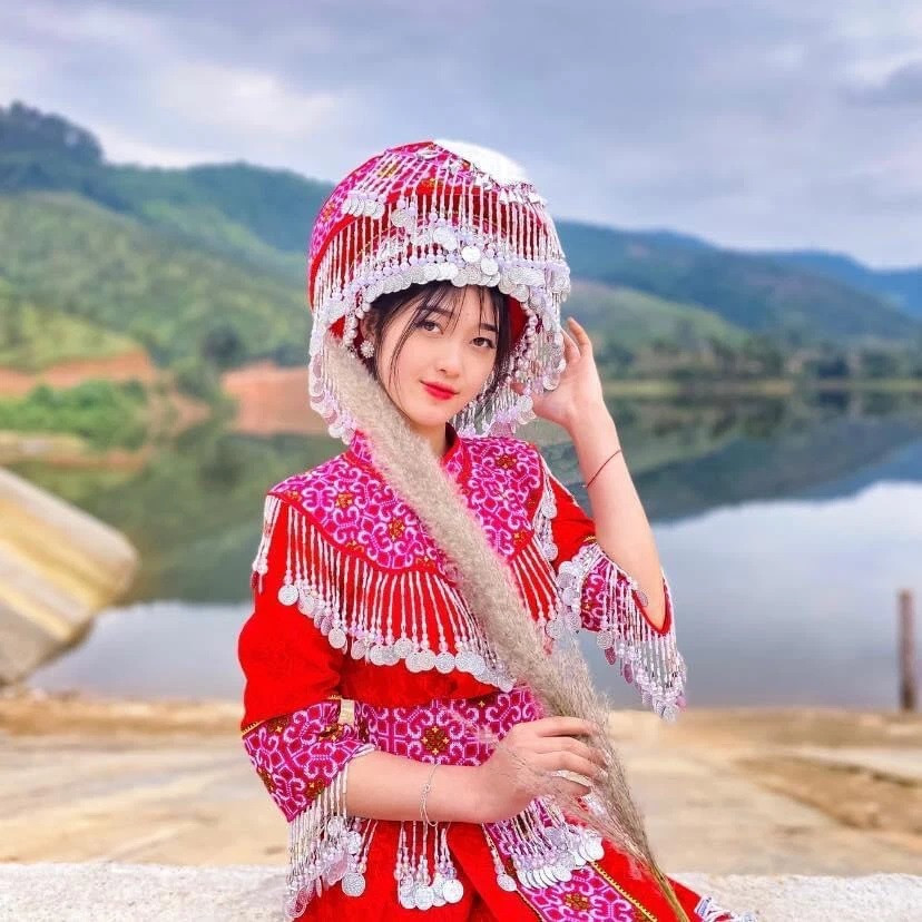 Chỉ sau ít giờ đăng tải, ai nấy đều tỏ mò muốn tìm ra danh tính của gái xinh dân tộc này.