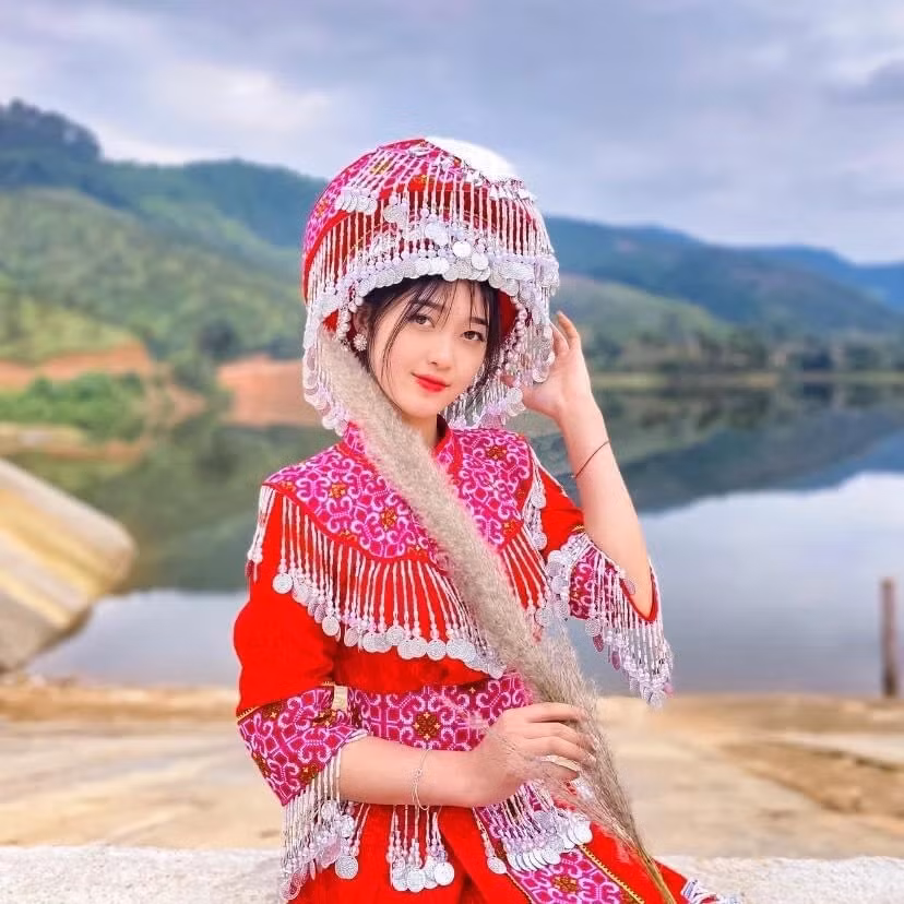 Chỉ sau ít giờ đăng tải, ai nấy đều tỏ mò muốn tìm ra danh tính của gái xinh dân tộc này.