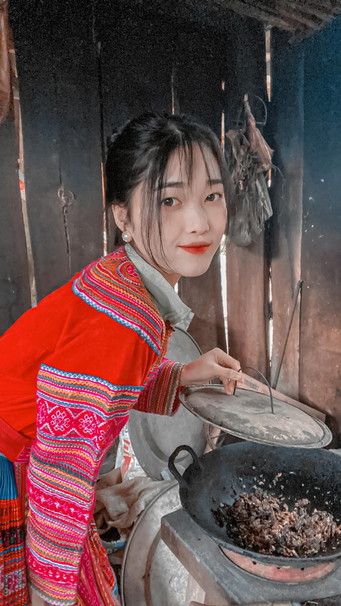 Hiện Váng đang học ngành Ngôn ngữ Trung Quốc, Phân hiệu Đại học Thái Nguyên tại tỉnh Lào Cai.