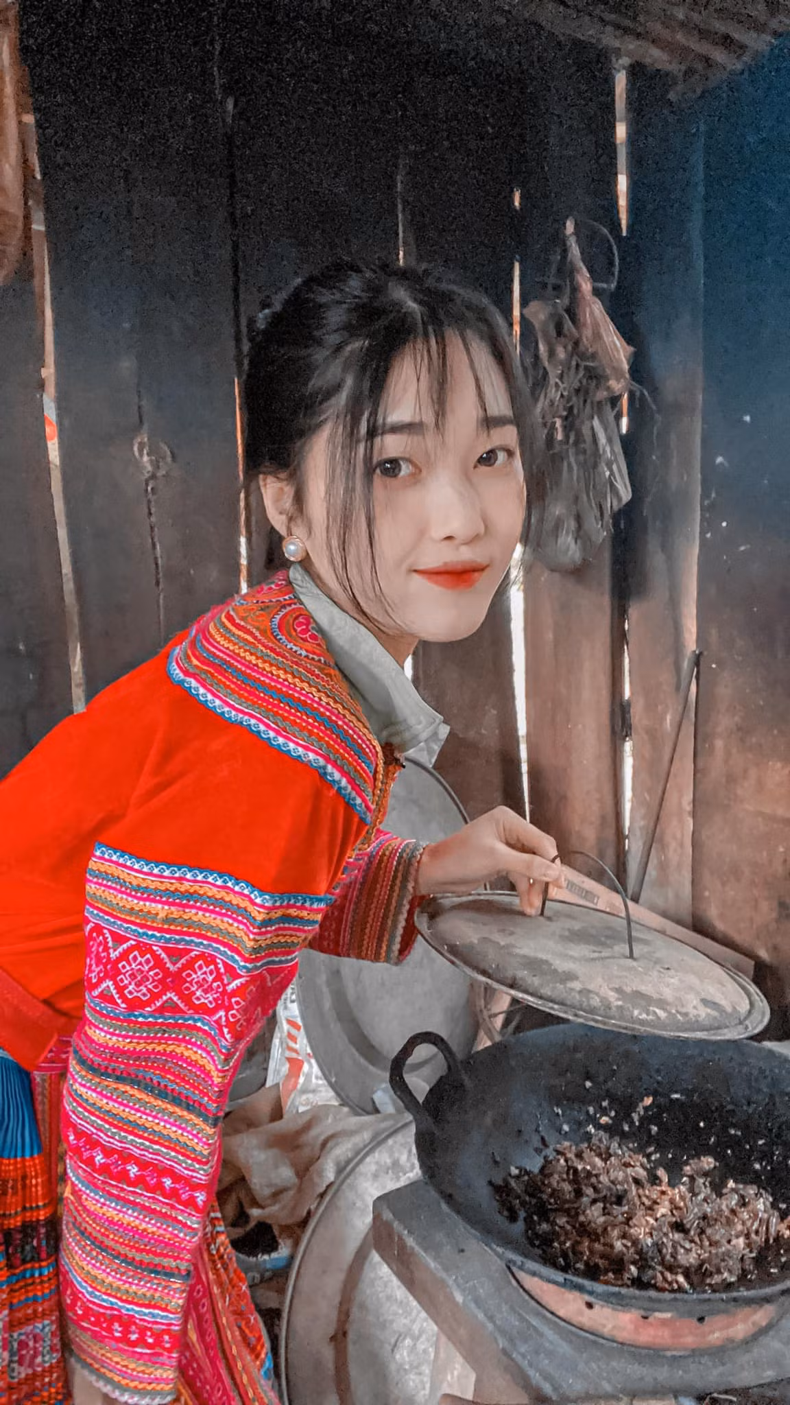 Hiện Váng đang học ngành Ngôn ngữ Trung Quốc, Phân hiệu Đại học Thái Nguyên tại tỉnh Lào Cai.