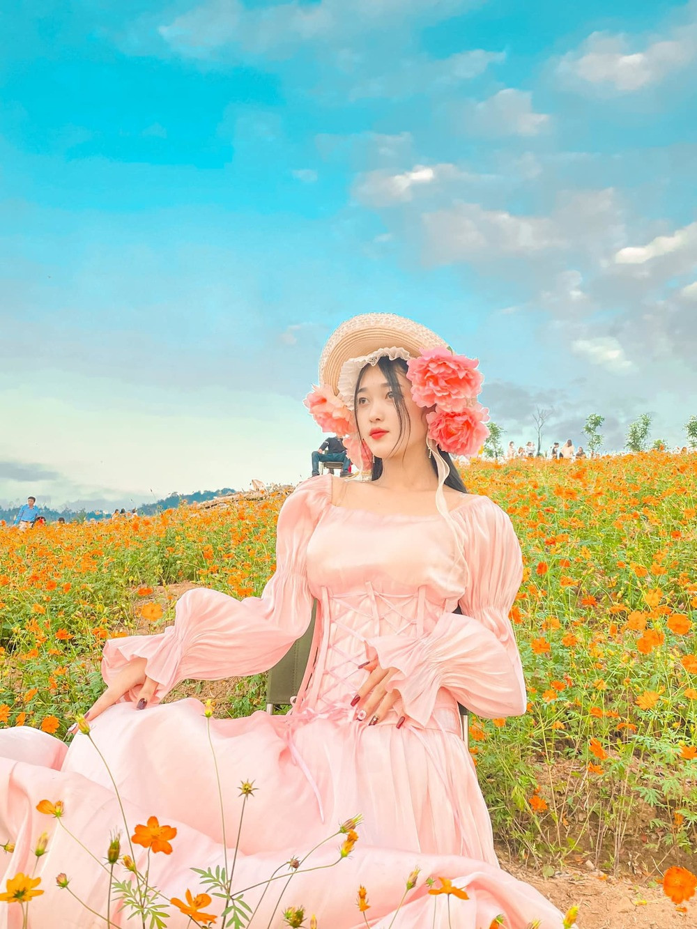 Theo tìm hiểu, cô gái Tây Bắc bỗng chốc nổi tiếng này là Giàng Thị Váng, người đồng bào H'Mông ở huyện Bắc Quang, Hà Giang.