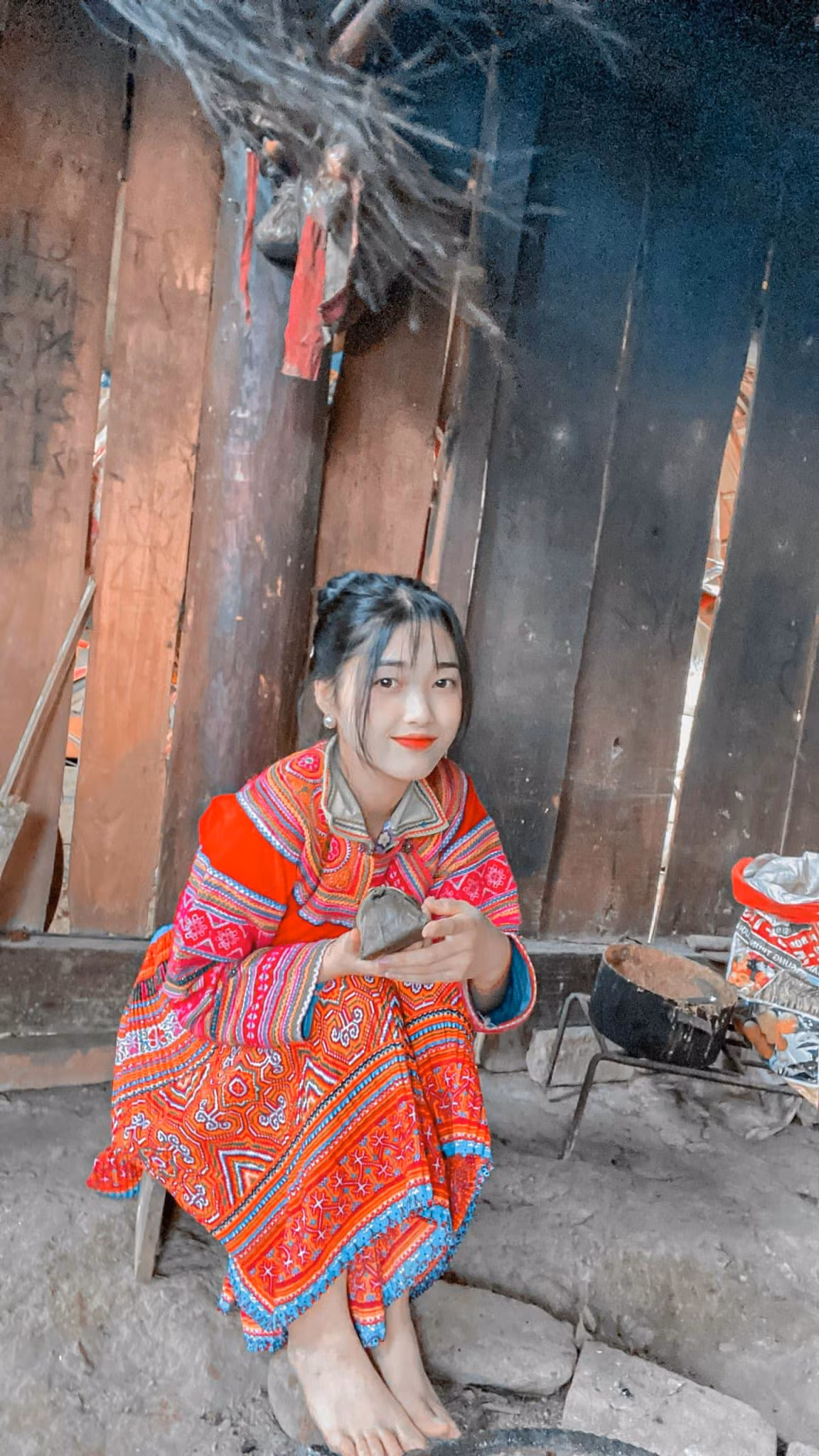 Với danh tiếng được một bộ phận dân mạng biết đến, Váng đã tận dụng khá tốt để kinh doanh mỹ phẩm và còn làm mẫu quảng cáo bên cạnh việc học tập.