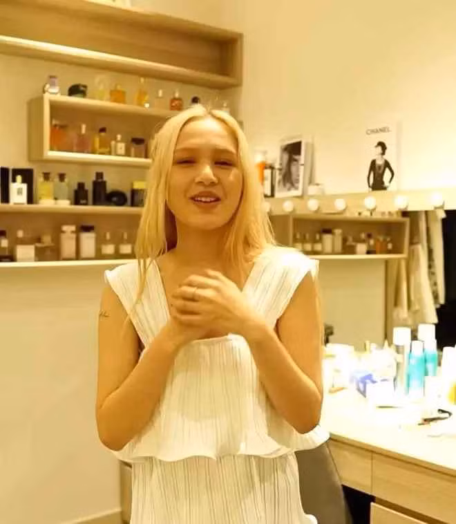 Gần 2 năm chung nhà bằng hôn lễ hoành tráng, mới đây đôi trẻ làm bao người trầm trồ khi khoe biệt thự mới tậu, nằm trong khu đô thị nhà giàu ở quận 2. Bất động sản gồm 4 tầng, được thiết kế theo phong cách hiện đại với nội thất sang trọng.