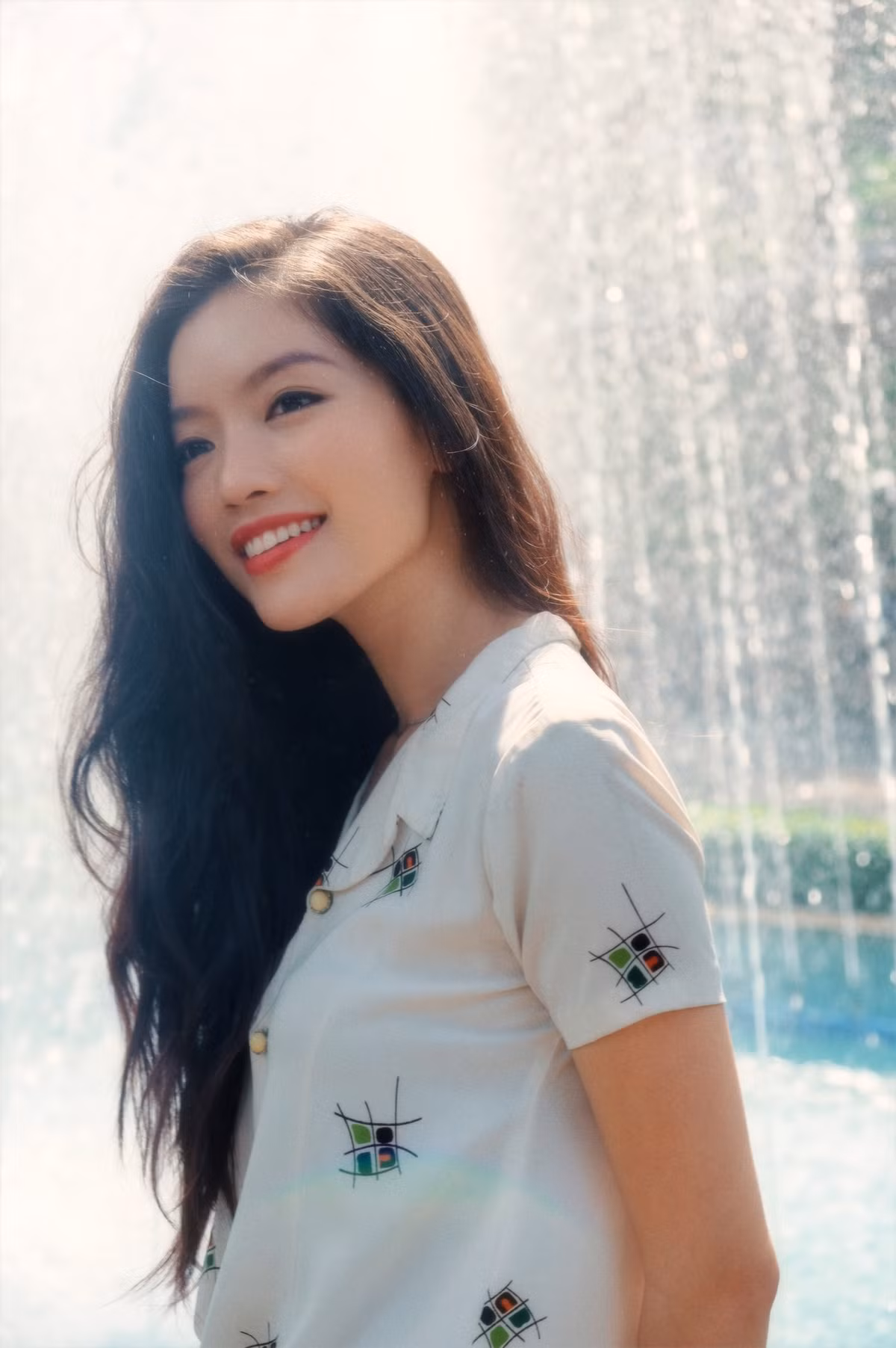 Bích Tuyền mang đến một hình ảnh nhẹ nhàng, chuẩn ảnh lịch của những năm 80, 90 chứ không hề sến.