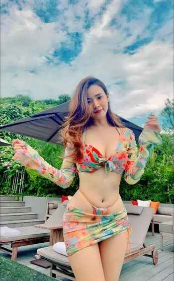 Trên trang cá nhân Facebook, hot girl Midu liên tục cập nhật hình ảnh về chuyến đi khiến dân tình thích thú.