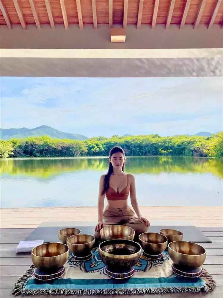 Giữa cảnh sắc thiên nhiên tuyệt đẹp, Midu gây chú ý khi đăng ảnh diện bikini hai mảnh nhỏ xíu với phần cạp quần được làm từ sợi dây bé tí.