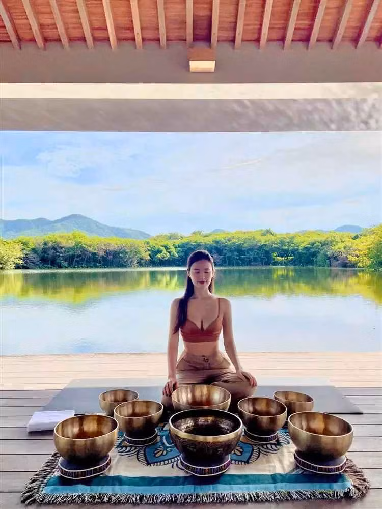 Giữa cảnh sắc thiên nhiên tuyệt đẹp, Midu gây chú ý khi đăng ảnh diện bikini hai mảnh nhỏ xíu với phần cạp quần được làm từ sợi dây bé tí.