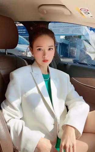 Midu là một trong những mỹ nhân có gu thời trang an toàn nhất nhì showbiz Việt.