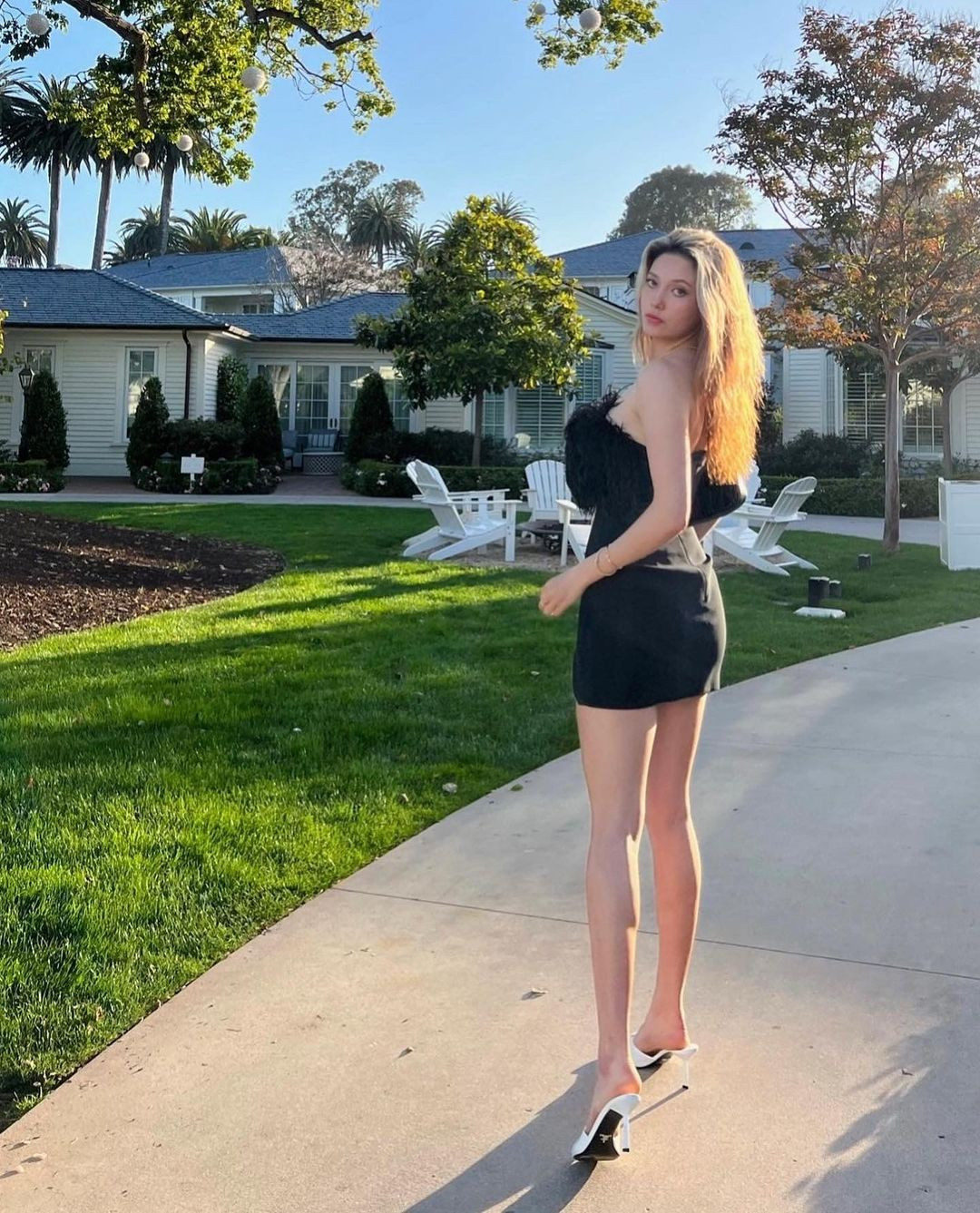 Hiện tại, Cốc Ái Lăng theo học Đại học Stanford. Song, cô vẫn tham gia tập luyện, thi đấu và thường xuyên xuất hiện tại các sự kiện lớn. Mang trong mình hai dòng máu Mỹ - Trung, Cốc Ái Lăng sở hữu vẻ đẹp sắc sảo, quyến rũ. Cô cao 1m75, nặng 65kg.