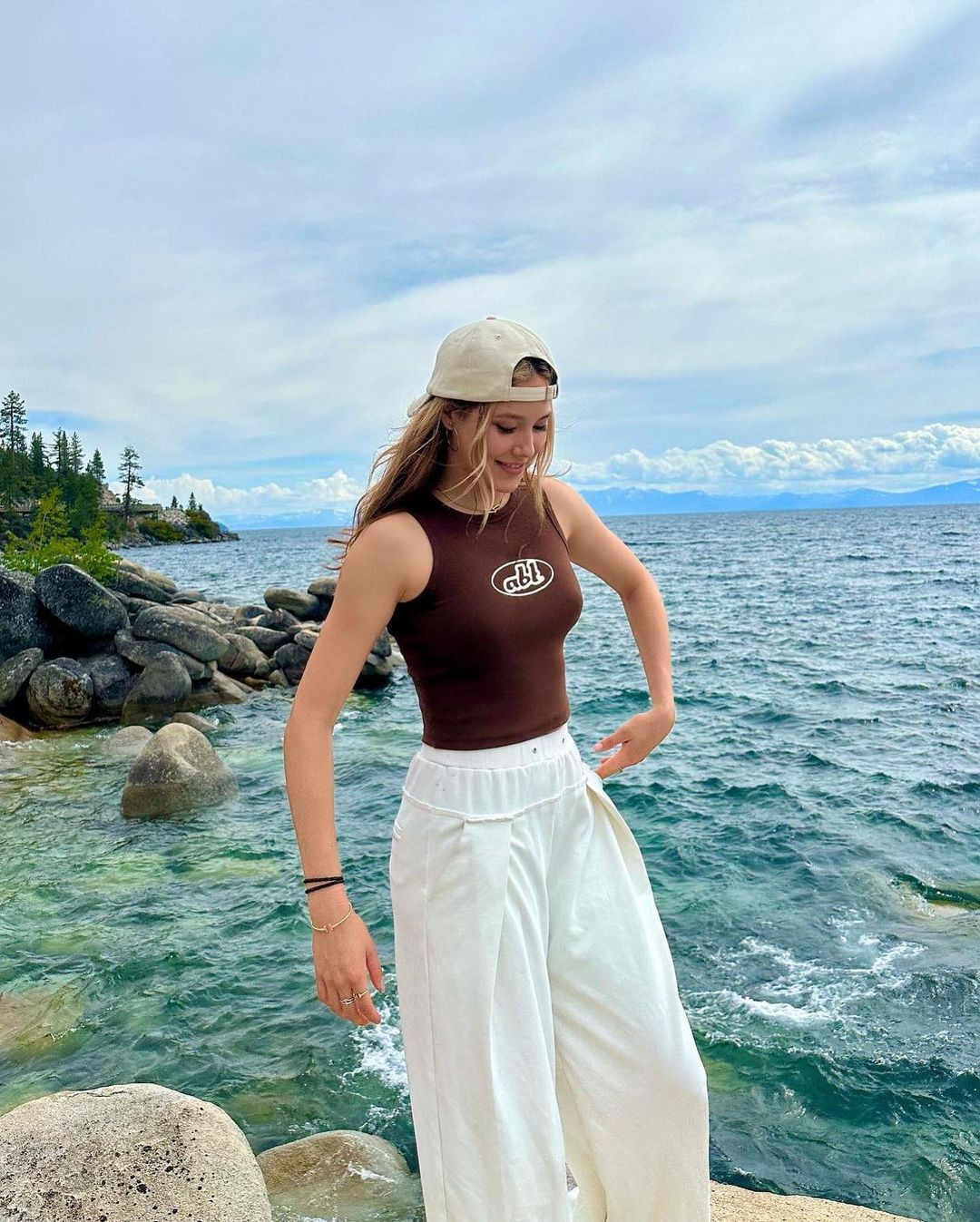 Bên cạnh chế độ ăn uống hay tập luyện thể thao thì việc ngủ đủ và uống nhiều nước lọc cũng đóng một vai trò vô cùng quan trọng. Người đẹp cho hay cô duy trì thói quen ngủ sớm, ngủ đủ 10 tiếng/ngày trong suốt nhiều năm qua.