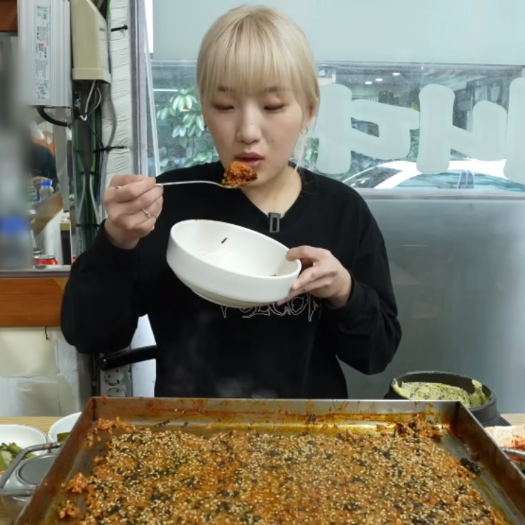 "Tôi và các thành viên trong ê-kíp đã gắn bó với nhau từ những ngày đầu thành lập nên tôi trả cho họ rất nhiều. Ngay cả những nhân viên cấp thấp cũng nhận được một khoản tiền hào phóng. Mức lương khởi điểm cho những người mới vào là hơn 5 triệu won (khoảng 90 triệu đồng)", Heebab cho biết.