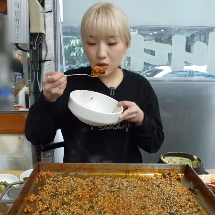 "Tôi và các thành viên trong ê-kíp đã gắn bó với nhau từ những ngày đầu thành lập nên tôi trả cho họ rất nhiều. Ngay cả những nhân viên cấp thấp cũng nhận được một khoản tiền hào phóng. Mức lương khởi điểm cho những người mới vào là hơn 5 triệu won (khoảng 90 triệu đồng)", Heebab cho biết.