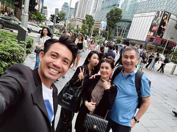 Đại gia Minh Nhựa và vợ cả Phương Thúy có với nhau 3 người con gái. Phương Thúy chơi siêu xe chẳng kém Minh Nhựa khi sở hữu bộ sưu tập toàn xế hộp đắt đỏ như Ferrari, Lamborghini...