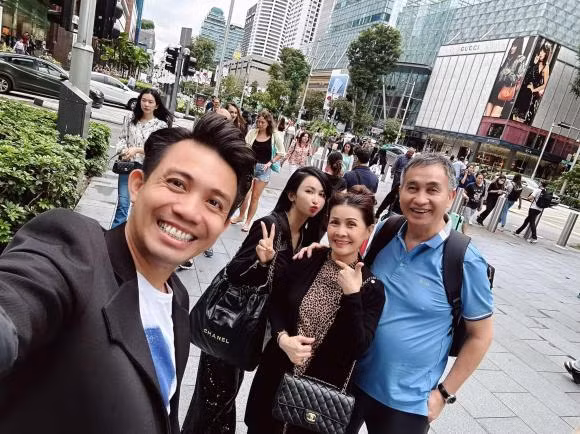 Đại gia Minh Nhựa và vợ cả Phương Thúy có với nhau 3 người con gái. Phương Thúy chơi siêu xe chẳng kém Minh Nhựa khi sở hữu bộ sưu tập toàn xế hộp đắt đỏ như Ferrari, Lamborghini...