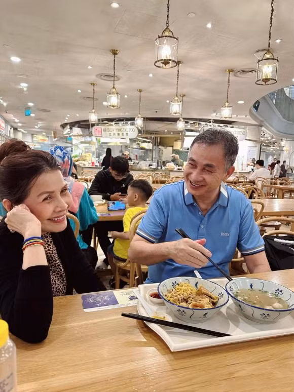 Vào tháng 2/2021 xôn xao trước thông tin đại gia Minh Nhựa đệ đơn ly hôn vợ Phương Thúy. Hậu thông tin này, cô vẫn giữ mối quan hệ thân thiết với bố mẹ chồng cũ.