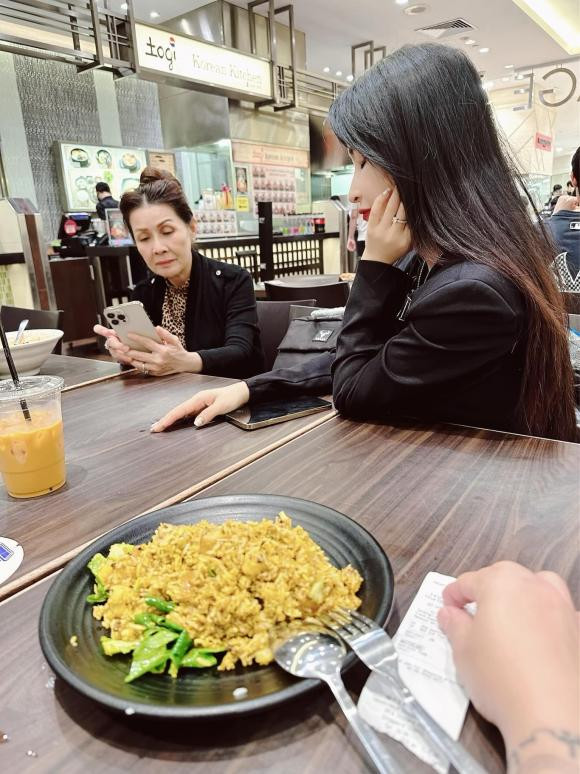 Riêng vị đại gia có cuộc sống êm ấm bên bà hai Mina Phạm và hai con. Để tránh phiền phức không đáng có nên bà cả và bà hai của Minh Nhựa gần như né mặt nhau.