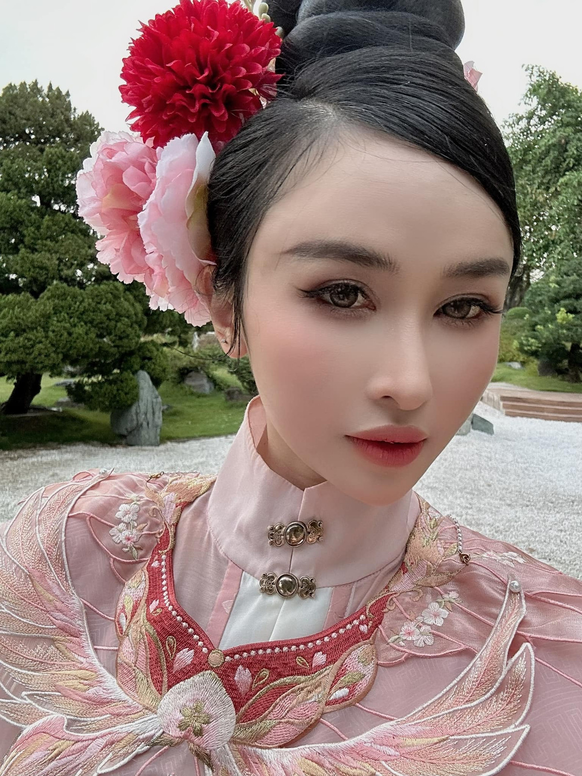 Mình ăn có 1 dĩa cơm mà no quá trời. Ăn xong chỗ 1 đi bộ đến chỗ 2 đói, rồi đi về lại khách sạn đói tiếp. Ủa alo, vậy là ăn chưa vậy?". Nam đại gia ngành nhựa nói thêm.