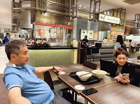 Khi Phương Thúy vừa xuất hiện trong sinh nhật bố chồng, thì Minh Nhựa cũng khéo tiết lộ mối quan hệ thân thiết của bà hai với bố mẹ.