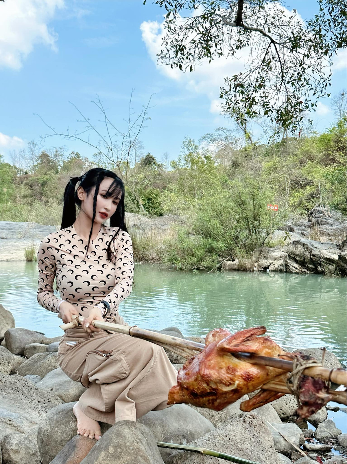 Đăng ảnh này, đại gia Minh Nhựa dí dỏm kể: "Mới qua đến Singapore, chưa đi làm gì hết mà bố mẹ muốn đi ăn. Rồi ăn cái gì mà nhiều vậy, trong 1 tiếng ăn 2 lần ở 2 nơi...