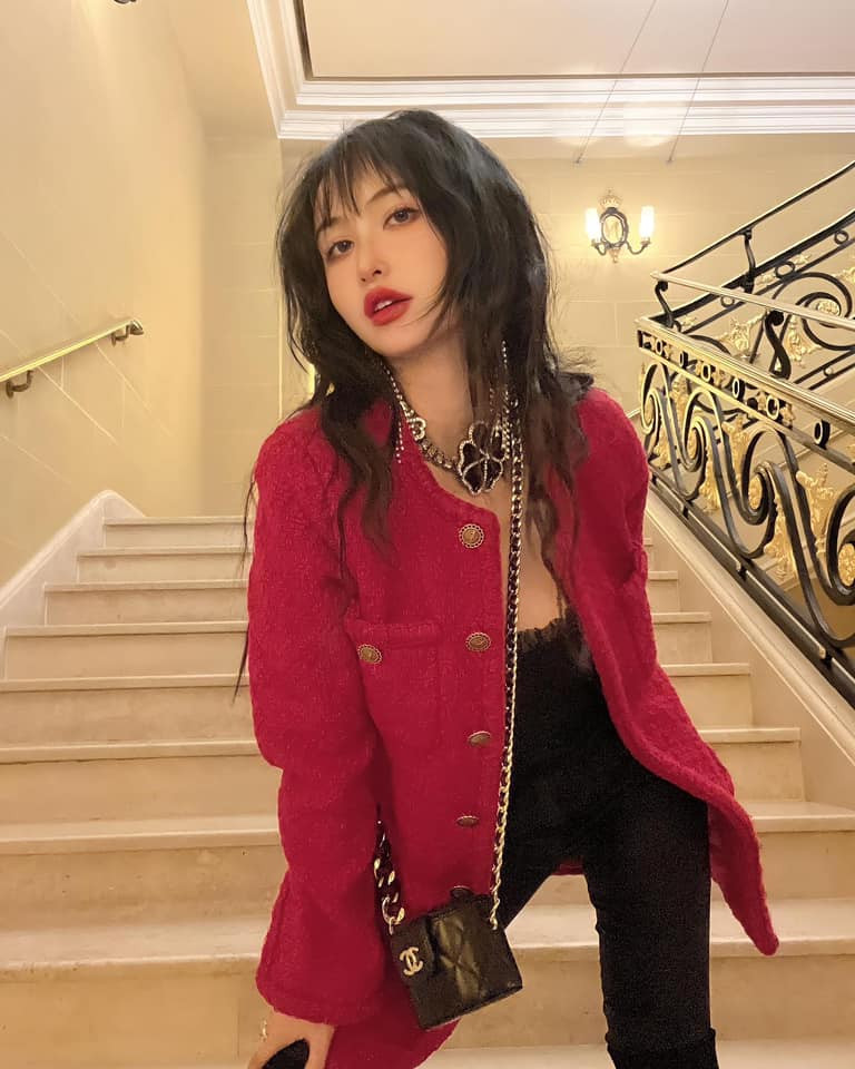 Mina Phạm đồng hành cùng bố mẹ chồng trong chuyến du lịch kết hợp với công tác tại Singapore. Nhìn ảnh vợ hai Minh Nhựa chụp với bố mẹ chồng gần như không có khoảng cách.