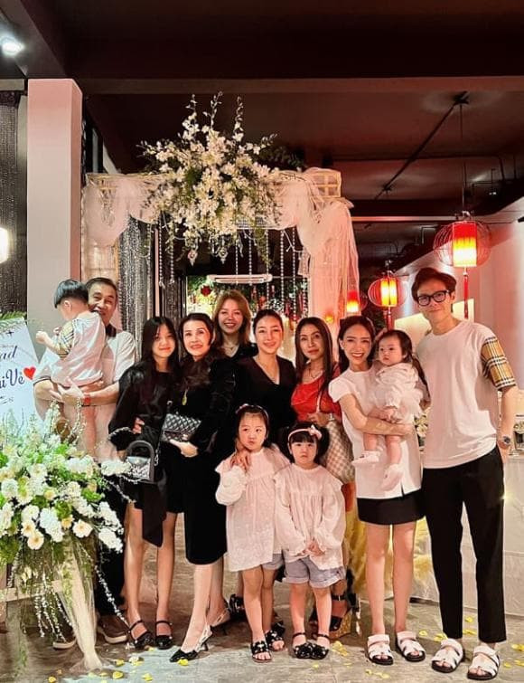 Vợ hai Minh Nhựa chứng minh thân thiết với bố mẹ chồng Vo hai Minh Nhua chung minh than thiet voi bo me chong