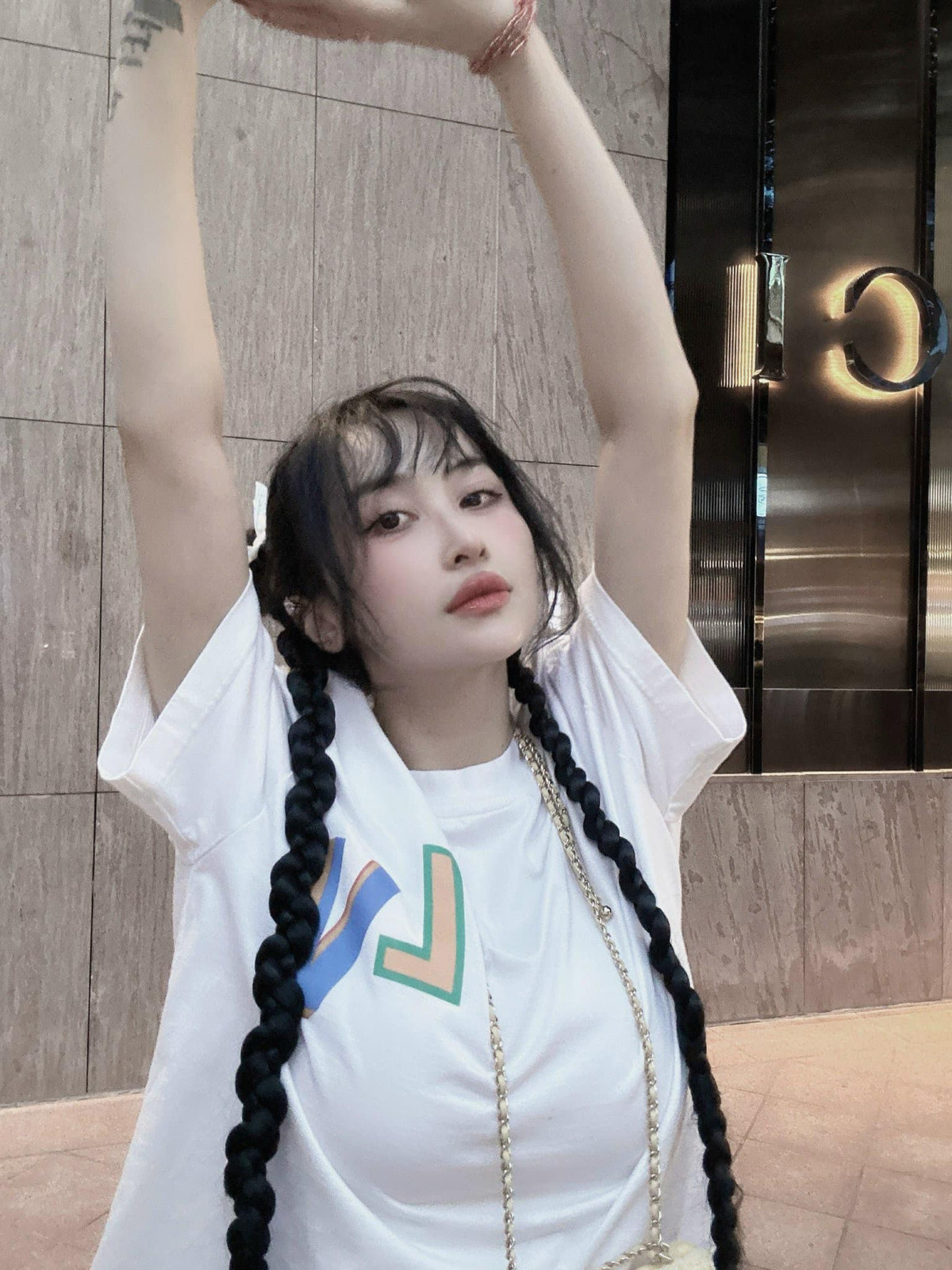 Trên trang cá nhân, Mina Phạm thường xuyên đăng tải những bức ảnh xinh đẹp của mình.