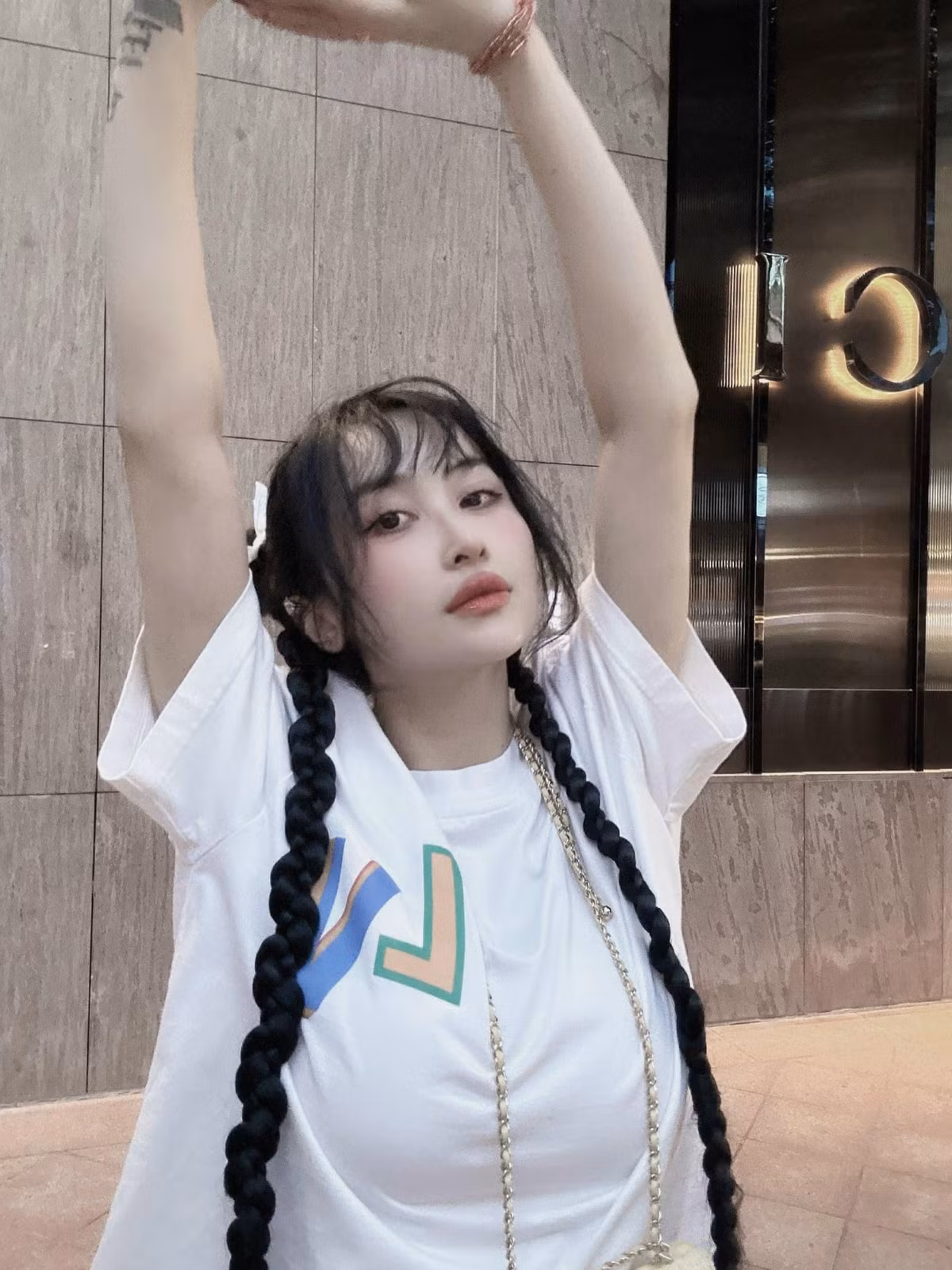 Trên trang cá nhân, Mina Phạm thường xuyên đăng tải những bức ảnh xinh đẹp của mình.