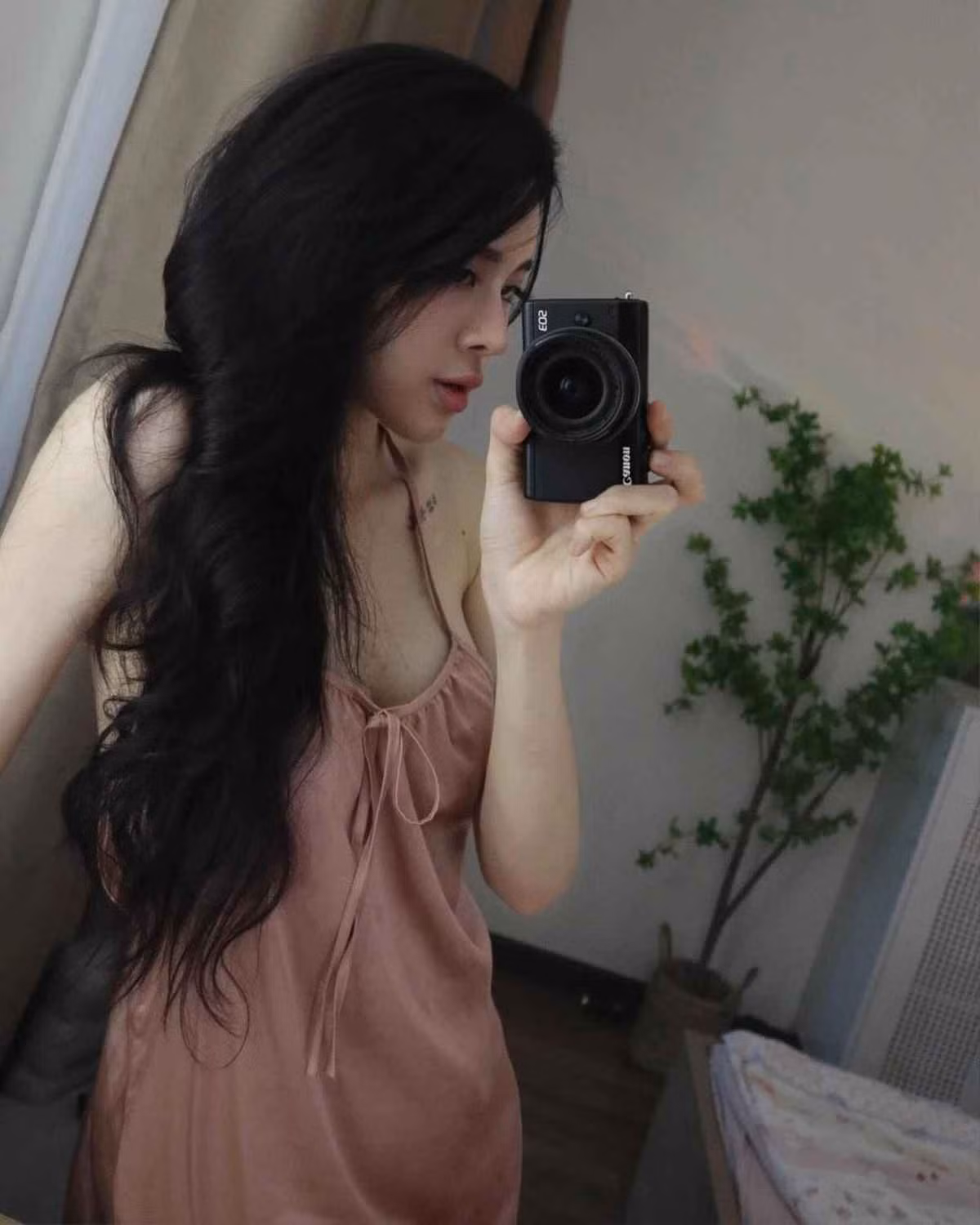 Thông qua bộ váy ngủ, từng đường cong nóng bỏng, xương quai xanh gợi cảm và vòng một căng tràn sức sống của Bích Hạnh đều được thể hiện rõ nét.