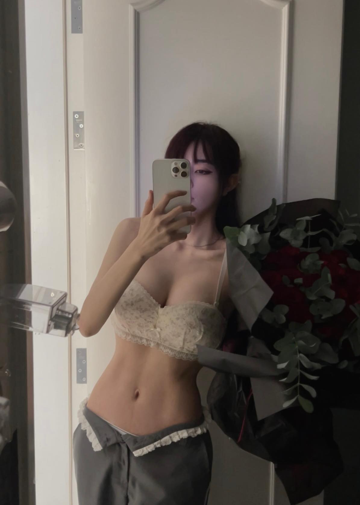 Điểm nhấn nổi bật ở các bức ảnh của bạn gái Vũ Văn Thanh thường nằm ở vóc dáng săn chắc và 3 vòng nét căng. Đặc biệt, vòng một căng tràn và vòng eo nhỏ gọn luôn là tâm điểm thu hút sự chú ý.