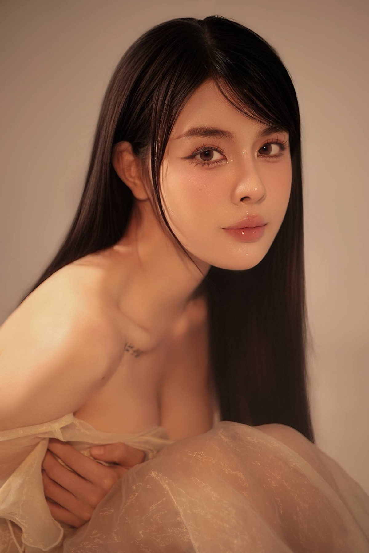 Với phong cách trang điểm nhẹ nhàng và đôi môi căng mọng, Bích Hạnh toát lên sự tinh tế, duyên dáng mà không cần quá cầu kỳ.