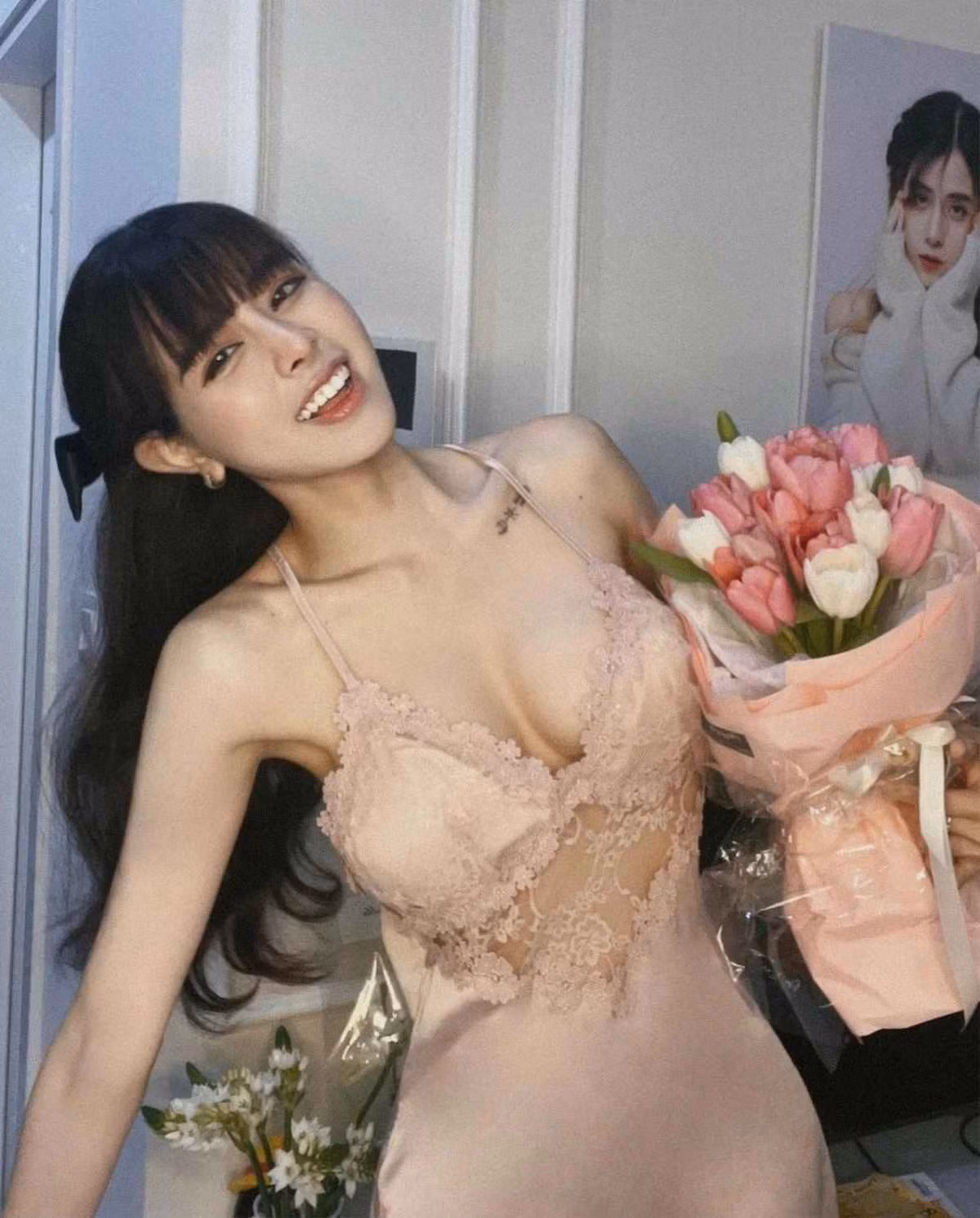 Ngoài ra, bộ trang phục màu nude với chất liệu mỏng nhẹ, còn giúp bạn gái Vũ Văn Thanh tôn lên làn da trắng sáng và mịn màng.