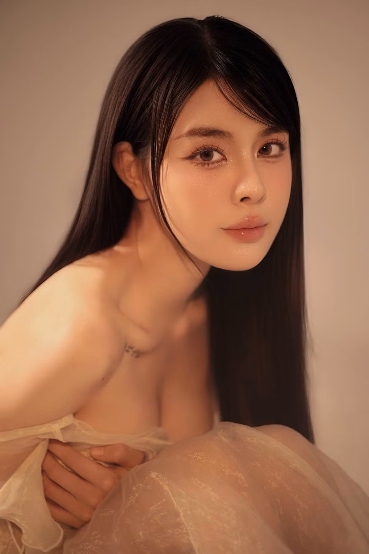 Với phong cách trang điểm nhẹ nhàng và đôi môi căng mọng, Bích Hạnh toát lên sự tinh tế, duyên dáng mà không cần quá cầu kỳ.