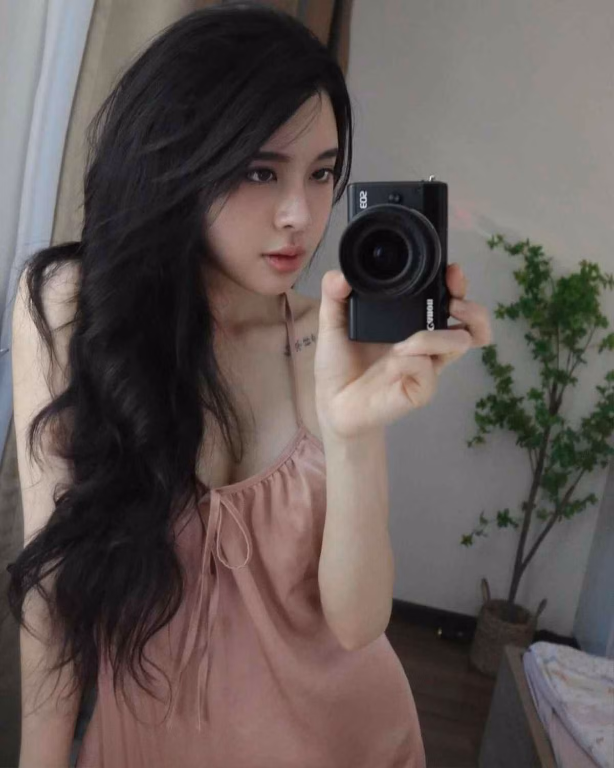 Loạt ảnh mới nhất của bạn gái Vũ Văn Thanh đang thu hút nhiều sự chú ý từ cộng đồng mạng. Theo đó, Trần Bích Hạnh đã khoe khoảnh khắc đầy quyến rũ trong bộ đồ ngủ màu nude với thiết kế hai dây mỏng manh.