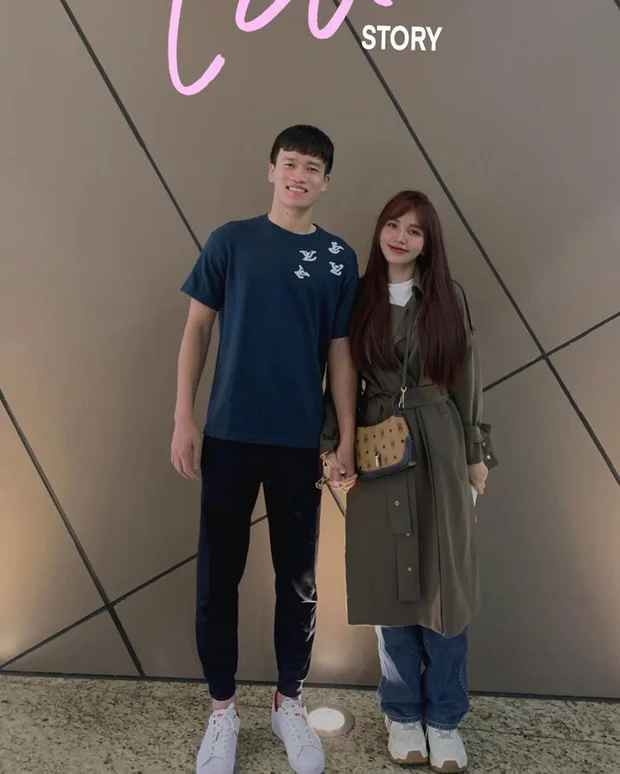 Từ trận bán kết lượt về của Việt Nam, Gia Hân đã từ Đồng Nai ra Hà Nội để cổ vũ Hoàng Đức. Ngay sau đó là sinh nhật của chàng cầu thủ nên cặp đôi đã tranh thủ ngày nghỉ, tận hưởng thời gian ngắn ngủi bên nhau.