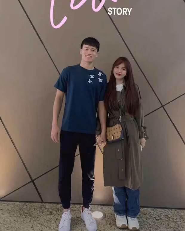 Từ trận bán kết lượt về của Việt Nam, Gia Hân đã từ Đồng Nai ra Hà Nội để cổ vũ Hoàng Đức. Ngay sau đó là sinh nhật của chàng cầu thủ nên cặp đôi đã tranh thủ ngày nghỉ, tận hưởng thời gian ngắn ngủi bên nhau.