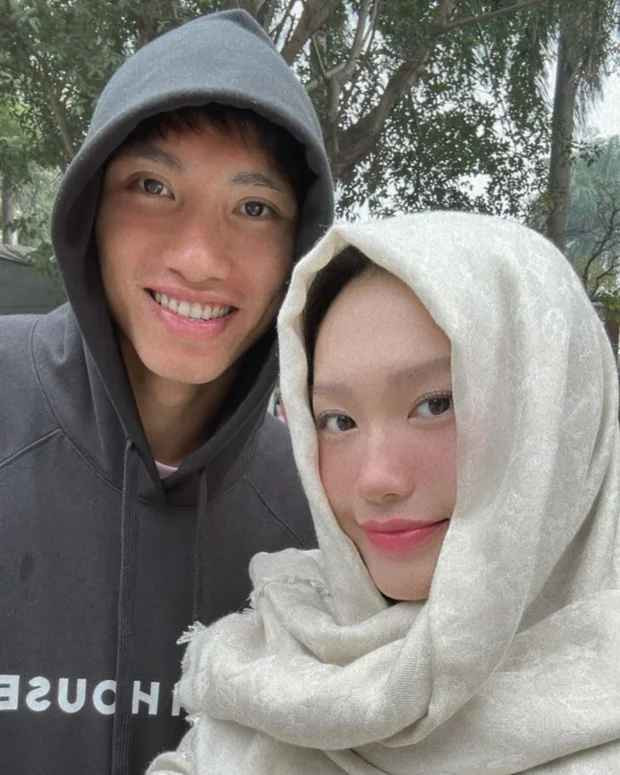 Ở thời điểm chàng cầu thủ đội tuyển Việt Nam vướng phải ý kiến trái chiều vì phong cách thi đấu cứng rắn, Doãn Hải My đã ra mặt bình luận động viên bạn trai.