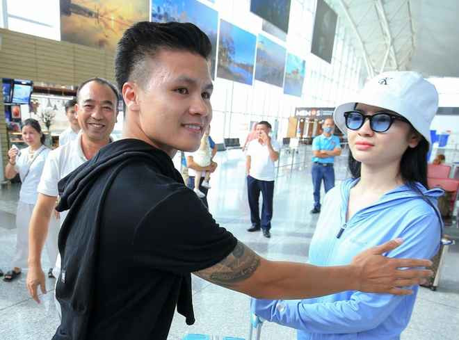 Đến thời điểm Quang Hải về nước đá AFF Cup, Chu Thanh Huyền cũng bay về cùng nhưng lại tinh tế đi đường riêng để tránh sự chú ý của truyền thông.